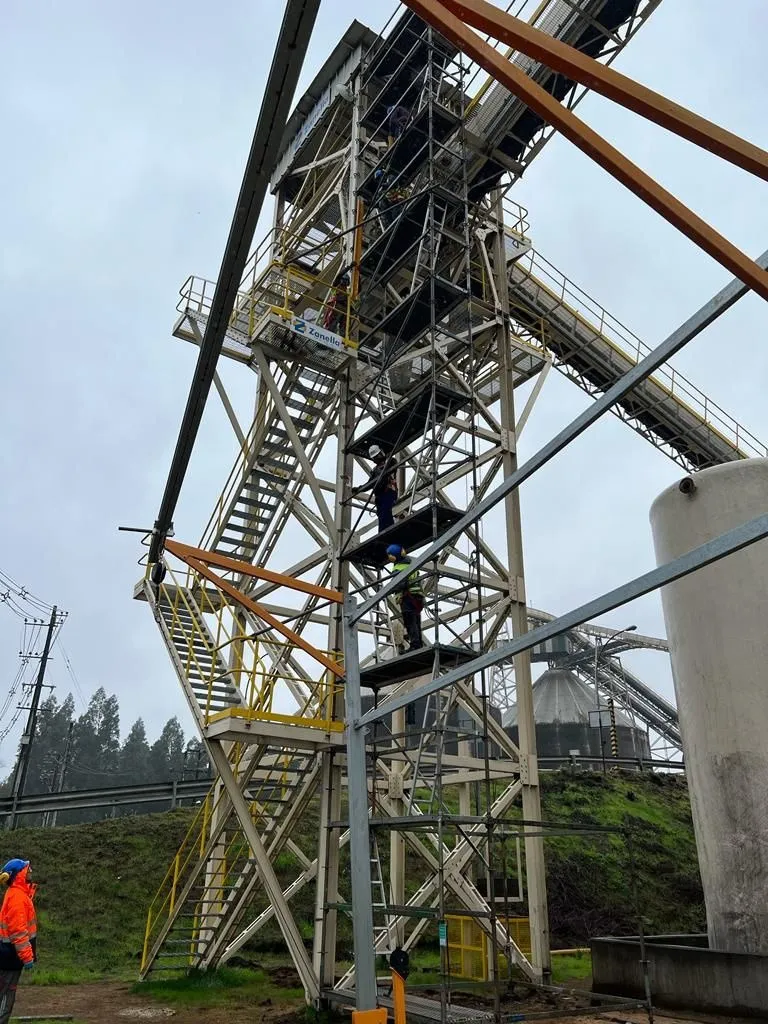Trabajo de Nortramp en estructura industrial en altura