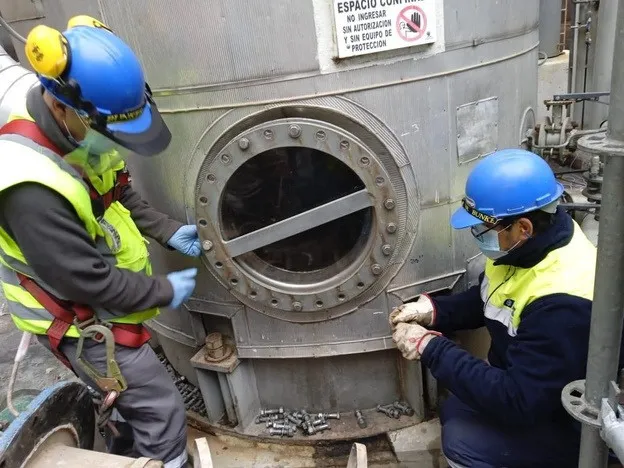 Técnicos de Nortramp en la mantención de un equipo de proceso