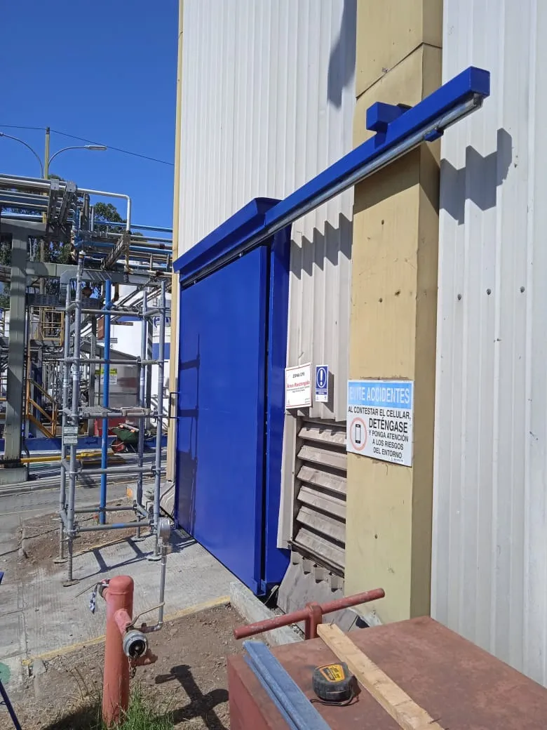 Puerta industrial instalada