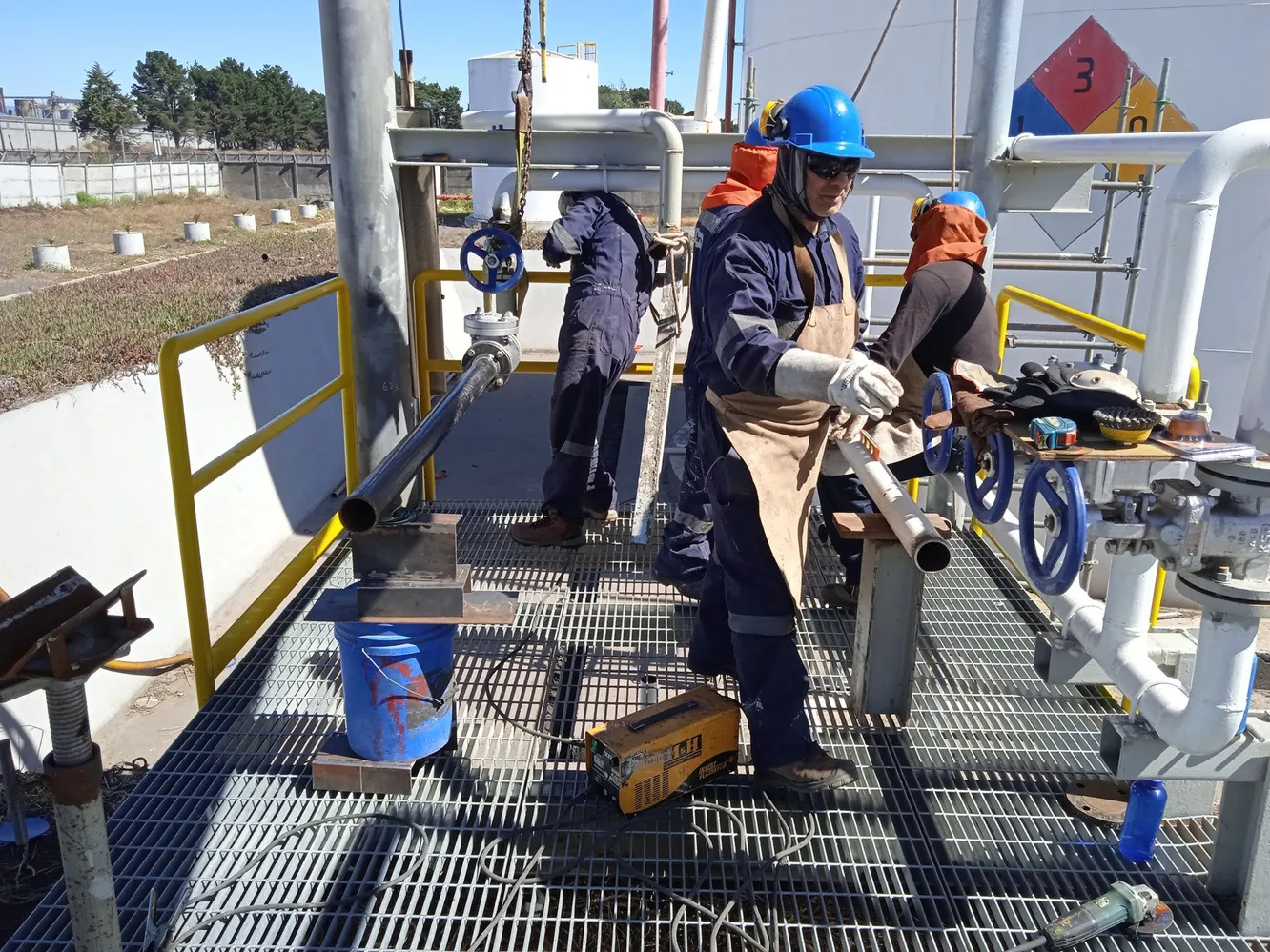 Personal de Nortramp trabajando en una plataforma de planta industrial